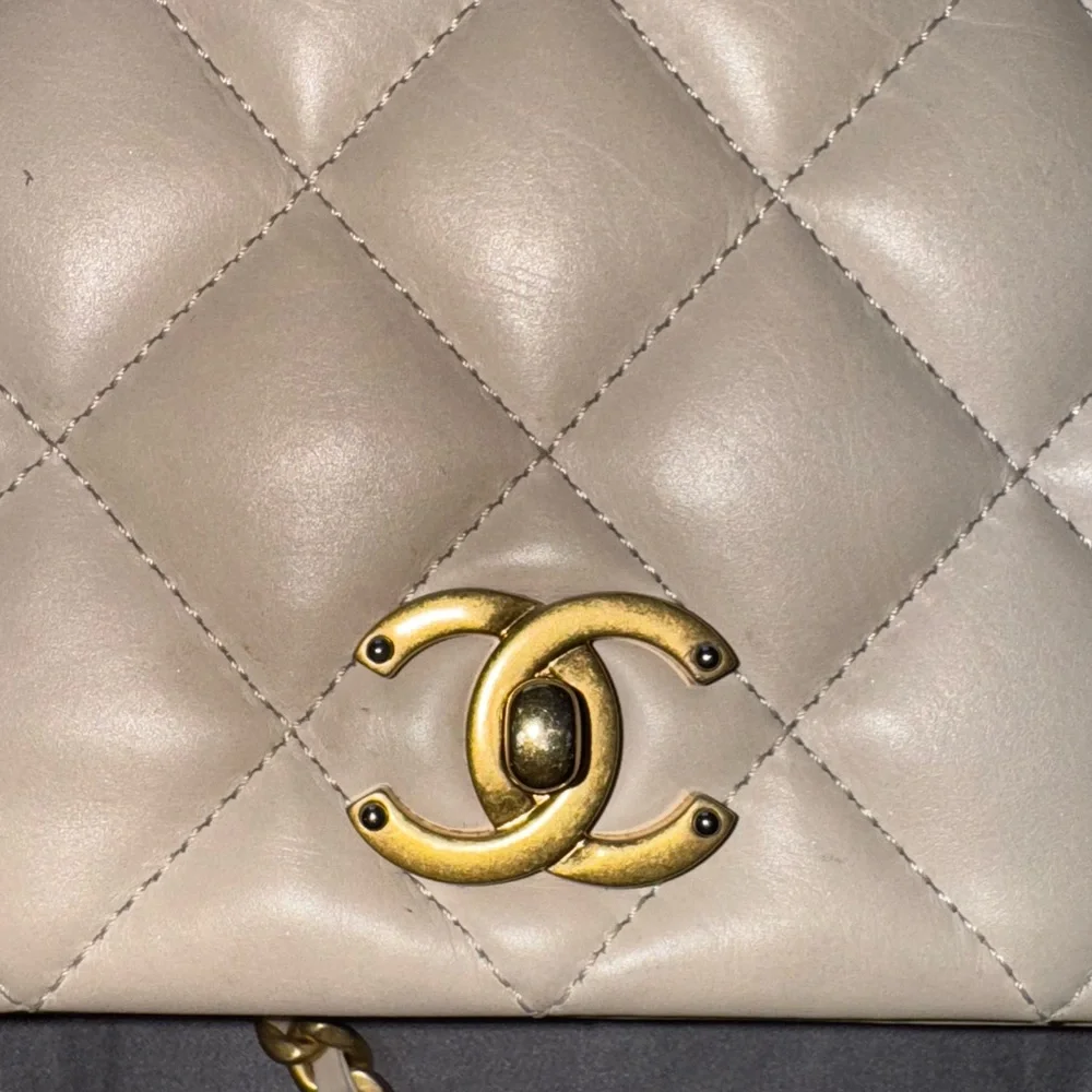 Chanel White Quilted Crossbody Bag with Gold Chain - Picture 5 of 10